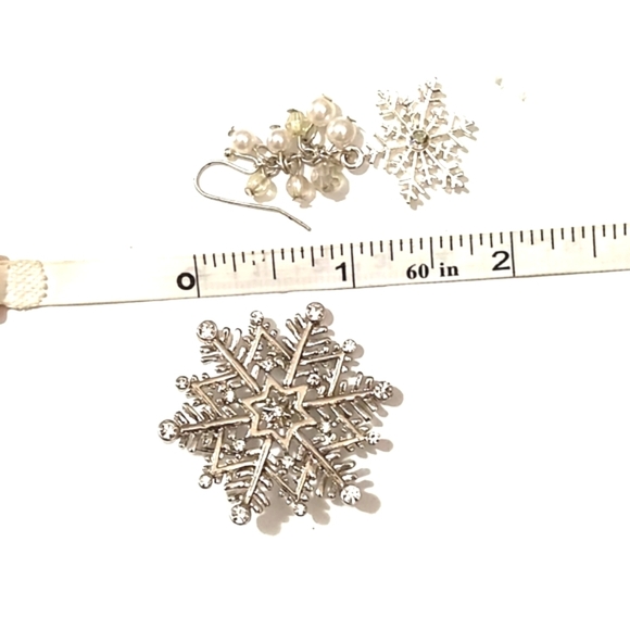 VINTAGE SNOWMAN TOGGLE BRACELET, HOOK EARRINGS & SNOWFLAKE BROOCH - Picture 9 of 11